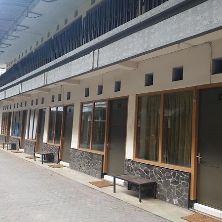 Oyo Life 2090 Ratna Backpacker Syariah Hotel Probolinggo Exterior photo