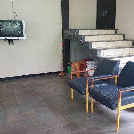 Oyo Life 2090 Ratna Backpacker Syariah Hotel Probolinggo Exterior photo