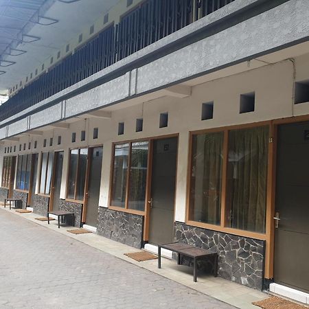 Oyo Life 2090 Ratna Backpacker Syariah Hotel Probolinggo Exterior photo