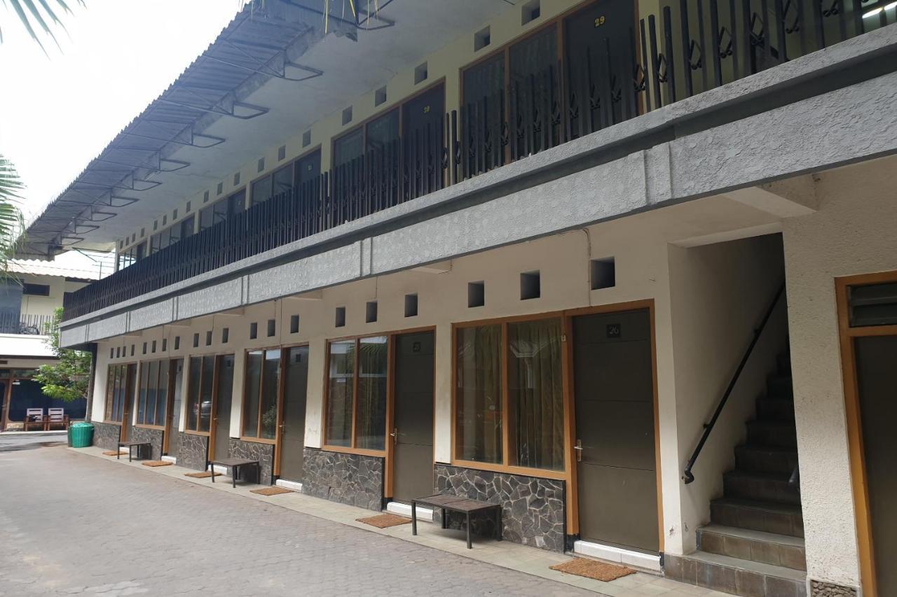 Oyo Life 2090 Ratna Backpacker Syariah Hotel Probolinggo Exterior photo