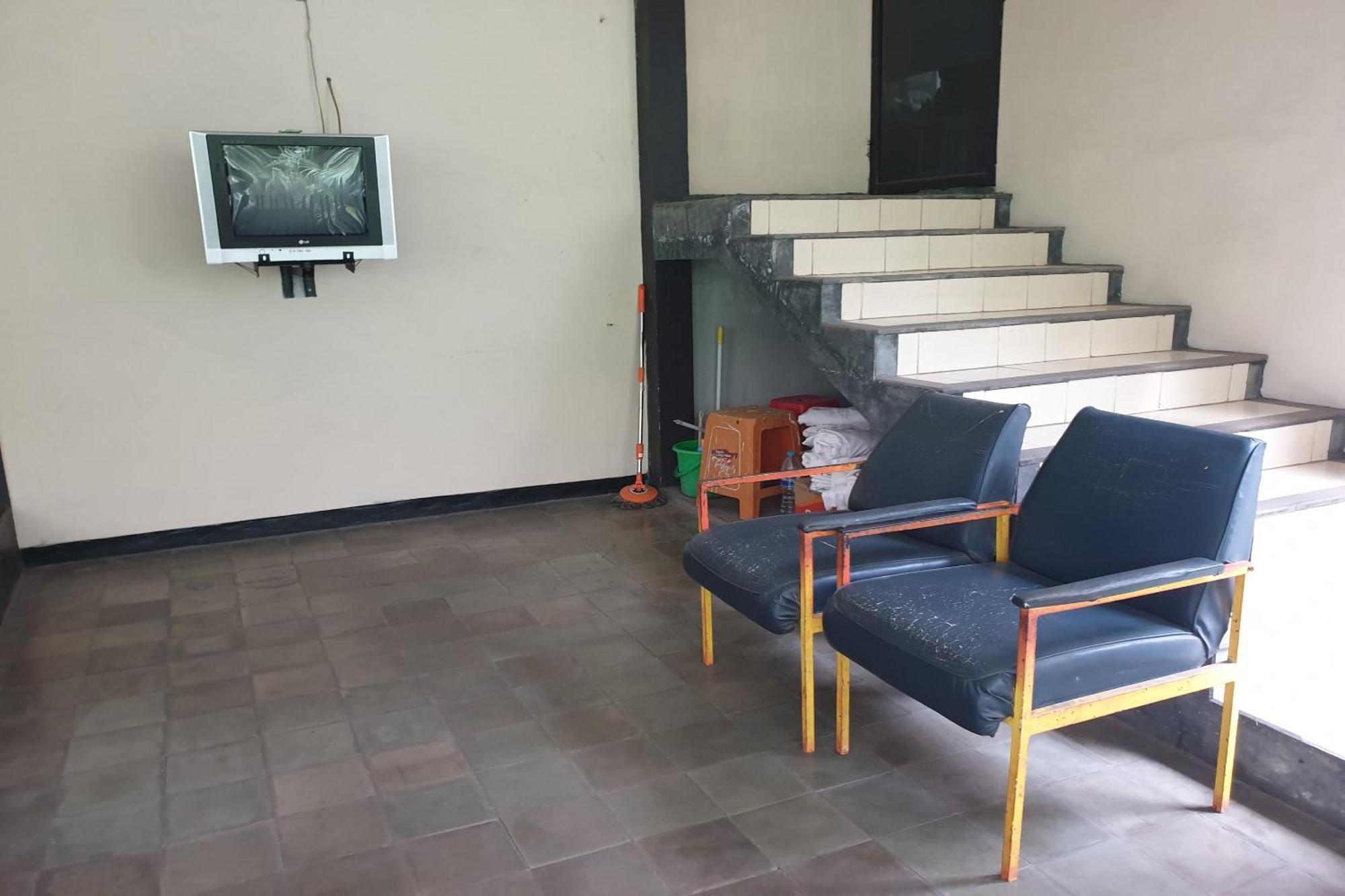 Oyo Life 2090 Ratna Backpacker Syariah Hotel Probolinggo Exterior photo