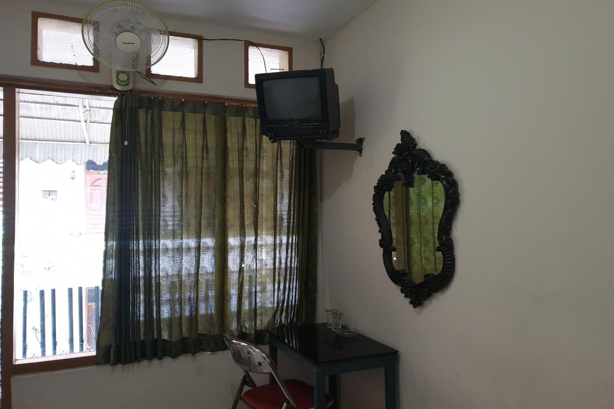 Oyo Life 2090 Ratna Backpacker Syariah Hotel Probolinggo Exterior photo