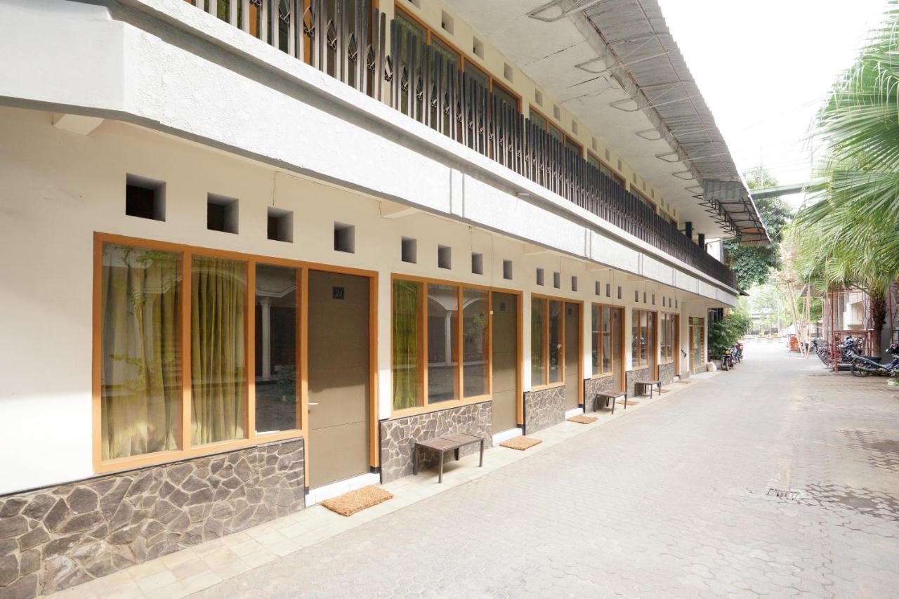 Oyo Life 2090 Ratna Backpacker Syariah Hotel Probolinggo Exterior photo