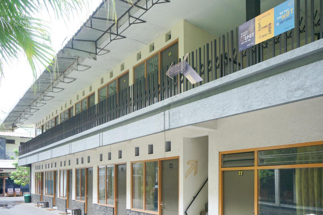 Oyo Life 2090 Ratna Backpacker Syariah Hotel Probolinggo Exterior photo