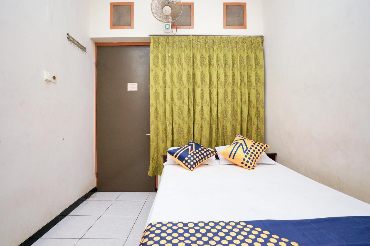 Oyo Life 2090 Ratna Backpacker Syariah Hotel Probolinggo Exterior photo